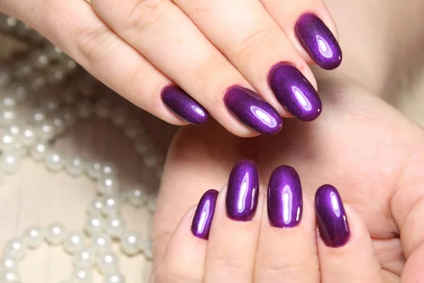 Şık şık kadın ayna manikür. Tırnak sanat.