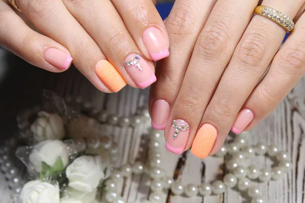 Beleza Mãos Delicadas Com Manicure Segurando Lírio Flor — Fotografia de Stock