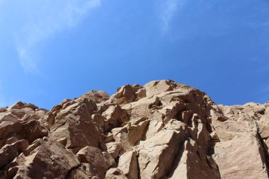 Mavi gökyüzüne karşı fantastik Afrika dağları