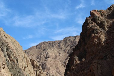 Mavi gökyüzüne karşı fantastik Afrika dağları