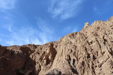 Mavi gökyüzüne karşı fantastik Afrika dağları