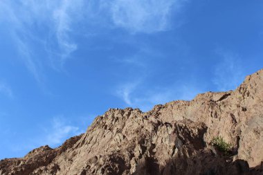 Mavi gökyüzüne karşı fantastik Afrika dağları