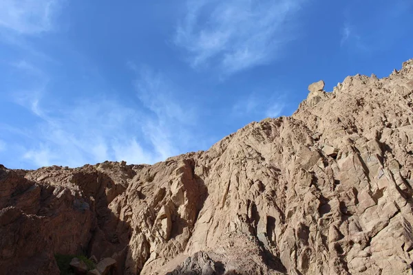 Mavi gökyüzüne karşı fantastik Afrika dağları