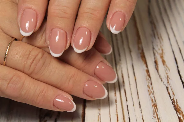 Manos Con Hermosa Manicura Uñas Naturales Con Esmalte Gel — Foto de Stock