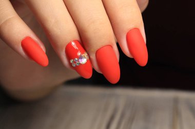 Kadınların elleri ile şık bir manikür. En iyi