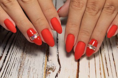 Kadınların elleri ile şık bir manikür. En iyi