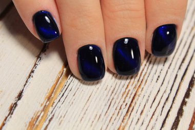 Kadınların elleri ile şık bir manikür. En iyi