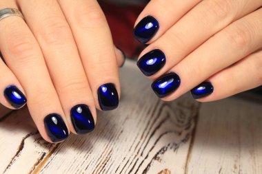 Kadınların elleri ile şık bir manikür. En iyi