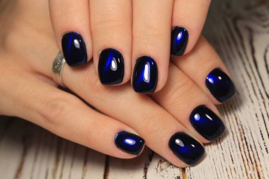 Kadınların elleri ile şık bir manikür. En iyi