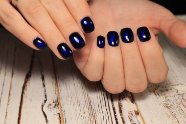 Kadınların elleri ile şık bir manikür. En iyi