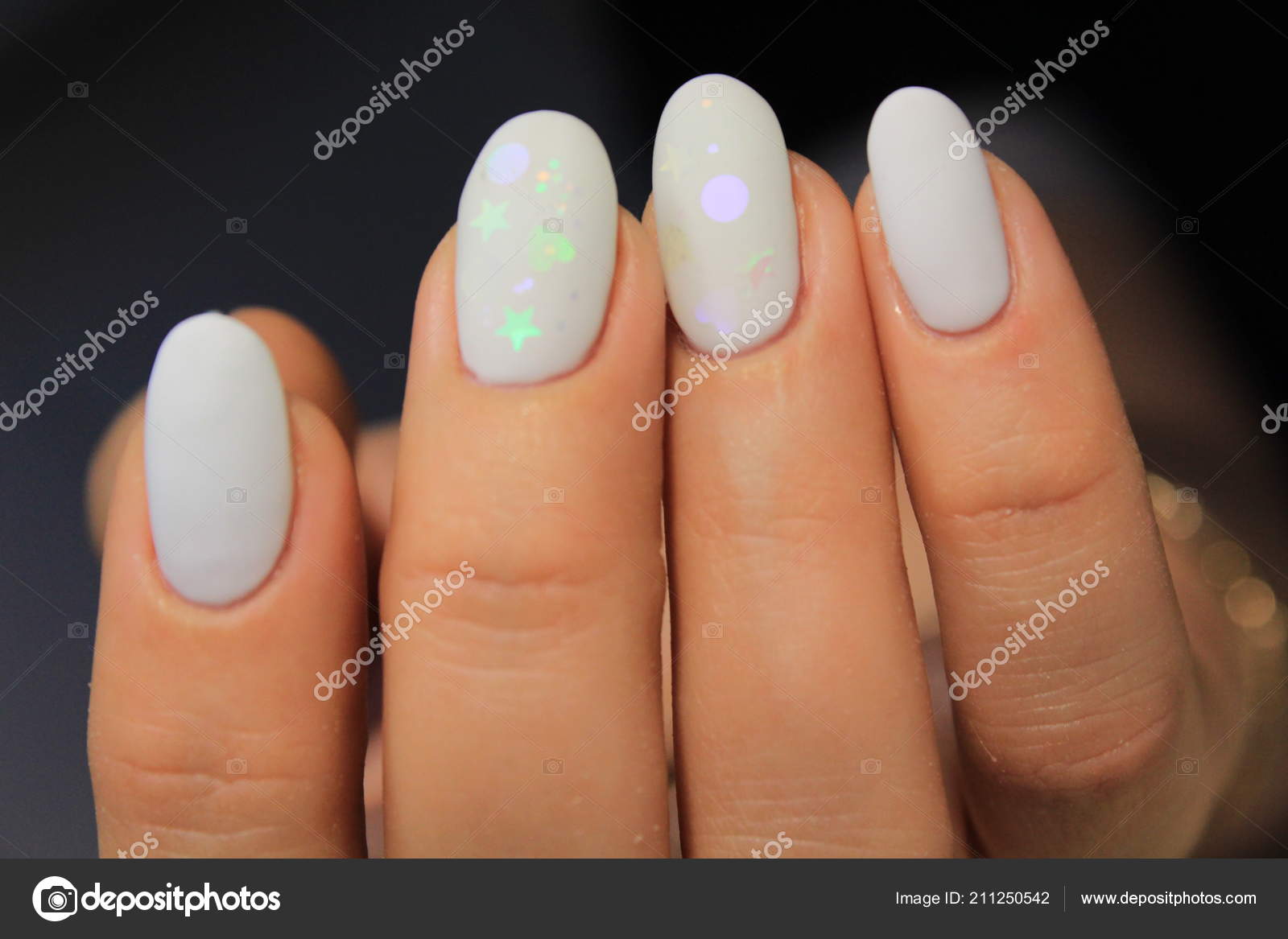 Gros plan des mains de femme avec un design d\u0027ongle. Vernis à ongles crackle branché. Manucure et ongles tatouage tendance. Gros plan de femme mains sur