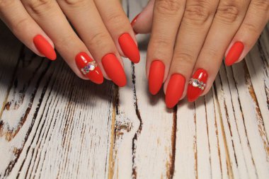 Kadın el tırnak tasarımı ile portre. Trendy crackle tırnak cilası. Manikür ve dövme eğilim tırnak. Kadın closeup siyah arka plan üzerine eller. Moda şık moda renkli çivi.