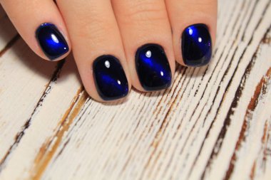 Kadın el tırnak tasarımı ile portre. Trendy crackle tırnak cilası. Manikür ve dövme eğilim tırnak. Kadın closeup siyah arka plan üzerine eller. Moda şık moda renkli çivi.