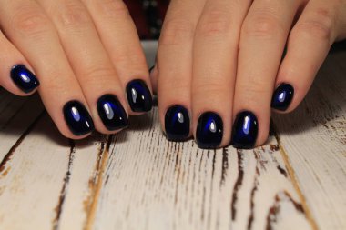 Kadın el tırnak tasarımı ile portre. Trendy crackle tırnak cilası. Manikür ve dövme eğilim tırnak. Kadın closeup siyah arka plan üzerine eller. Moda şık moda renkli çivi.