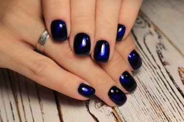 Kadın el tırnak tasarımı ile portre. Trendy crackle tırnak cilası. Manikür ve dövme eğilim tırnak. Kadın closeup siyah arka plan üzerine eller. Moda şık moda renkli çivi.