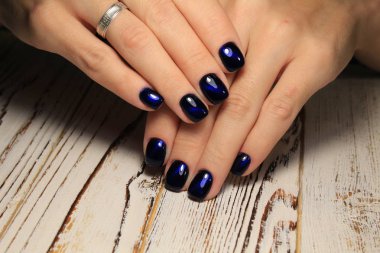 Kadın el tırnak tasarımı ile portre. Trendy crackle tırnak cilası. Manikür ve dövme eğilim tırnak. Kadın closeup siyah arka plan üzerine eller. Moda şık moda renkli çivi.