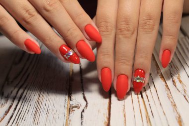 Manikür yaz 2018 parlak, renkli tasarım