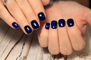 Şaşırtıcı doğal çivi. Kadınların elleri temiz manikür ile.