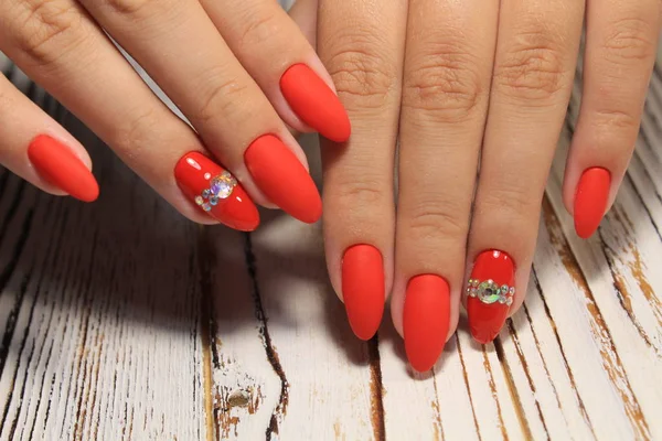 İnanılmaz doğal tırnaklar. Temiz manikürlü kadın elleri. Jel cilası uygulandı.