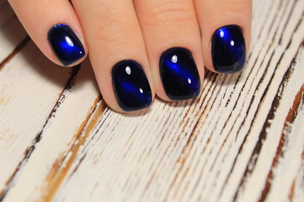 İnanılmaz doğal tırnaklar. Temiz manikürlü kadın elleri. Jel cilası uygulandı.