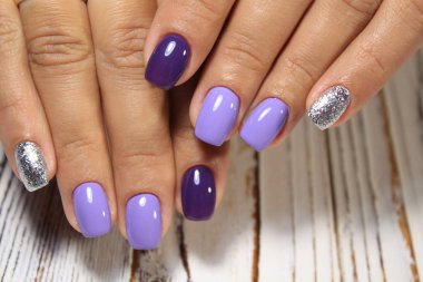 Gençlik tasarım, güzel eller seksi manikür ile manikür.