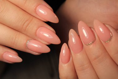 Şaşırtıcı doğal çivi. Kadınların elleri temiz manikür ile.