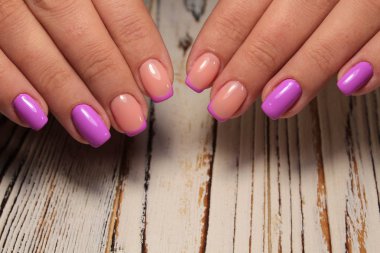 Şaşırtıcı doğal çivi. Kadınların elleri temiz manikür ile.