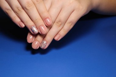 modaya uygun doku arka plan üzerinde göz alıcı güzel manikür