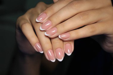 modaya uygun doku arka plan üzerinde göz alıcı güzel manikür