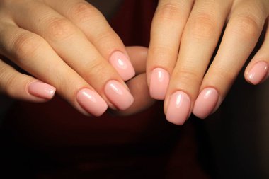 Güzel eller üzerinde cinsel pembe manikür