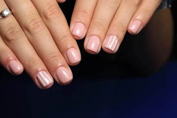 Unas Uñas Naturales Increíbles Las Manos Las Mujeres Con Manicura —  Fotos de Stock