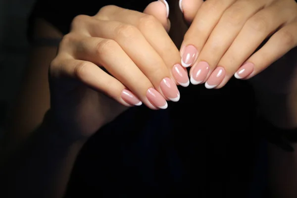 Elegante Manicura Uñas Color Negro Plata — Foto de Stock