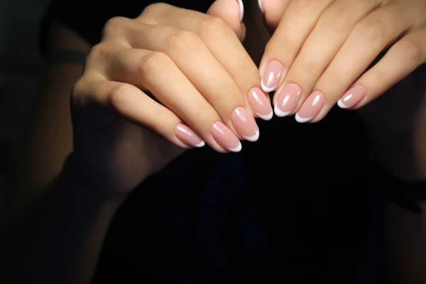 Geweldige Natuurlijke Nagels Vrouwenhanden Met Schone Manicure Gellak Aangebracht — Stockfoto