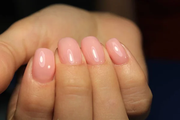 Niesamowite Naturalne Paznokcie Kobiece Ręce Czystym Manicure Zastosowanie Lakieru Żelowego — Zdjęcie stockowe