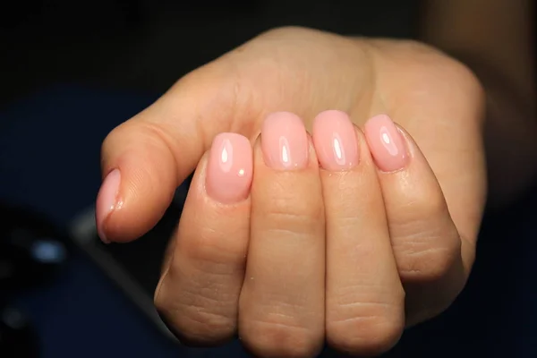 Niesamowite Naturalne Paznokcie Kobiece Ręce Czystym Manicure Zastosowanie Lakieru Żelowego — Zdjęcie stockowe