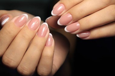 modaya uygun doku arka plan üzerinde göz alıcı güzel manikür