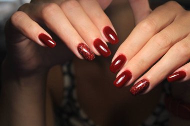 Renk siyah ve gümüş şık manikür çivi