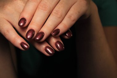 Renk siyah ve gümüş şık manikür çivi