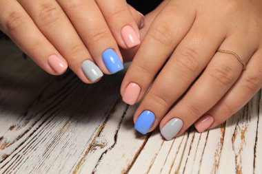 Manikürlü tırnak cilası sanat tasarımı. Tırnak cilası. Güzel eller..