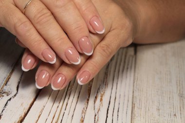 Şaşırtıcı doğal çivi. Kadınların elleri temiz manikür ile