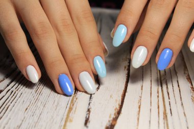 Eller kırmızı oje ile renkli uzun yapay manikürlü tırnaklar