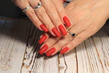 Şaşırtıcı doğal çivi. Kadınların elleri temiz manikür ile