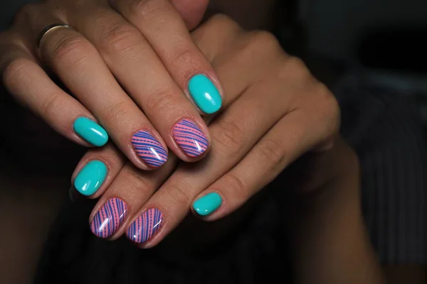 Hermosa Manicura Brillante Gris Sobre Fondo Textura Moda —  Fotos de Stock