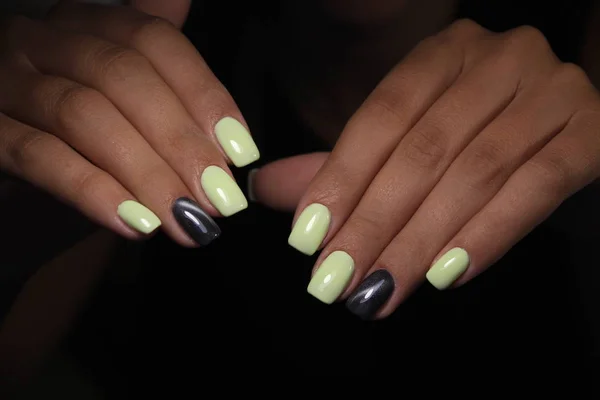 Hermosa Manicura Brillante Gris Sobre Fondo Textura Moda —  Fotos de Stock