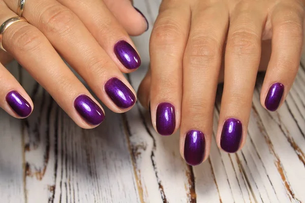 Mani Con Lunghe Unghie Artificiali Curate Colorate Con Smalto Rosso — Foto Stock