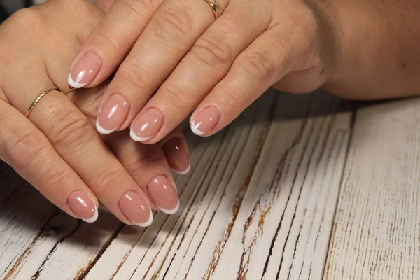 Mani Delle Donne Con Una Manicure Elegante Migliore — Foto Stock