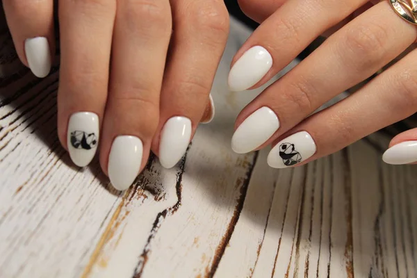 Handen Met Lange Kunstmatige Gemanicuurde Nagels Gekleurd Met Rode Nagellak — Stockfoto