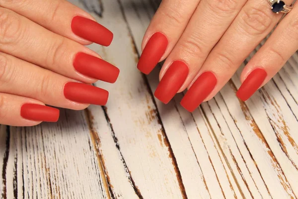 Mani Con Lunghe Unghie Artificiali Curate Colorate Con Smalto Rosso — Foto Stock