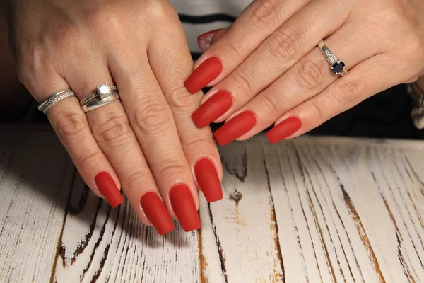 Mãos Com Unhas Longas Artificiais Manicure Coloridas Com Esmalte Vermelho — Fotografia de Stock