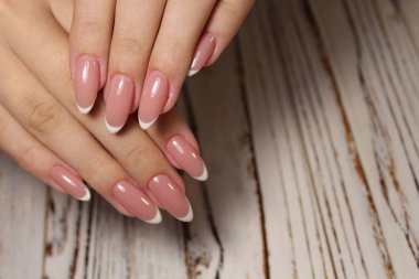 Manikürlü Tırnak Cilalı Sanat Tasarımı.